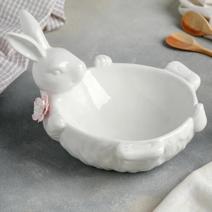 Тарелка с зайчиками. Конфетница керамическая белая "кролик Пушок". Конфетница кролик кюхенленд.