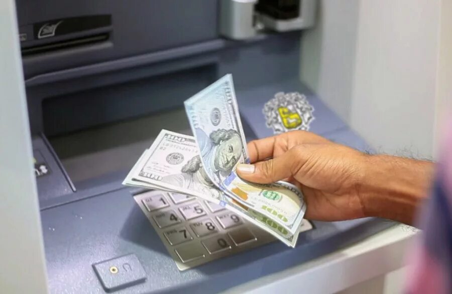 Снять доллары в банкомате тинькофф. Доллары в банкомате. Доллары из банкомата. Долларовые банкоматы. Снятие долларов в банкомате.