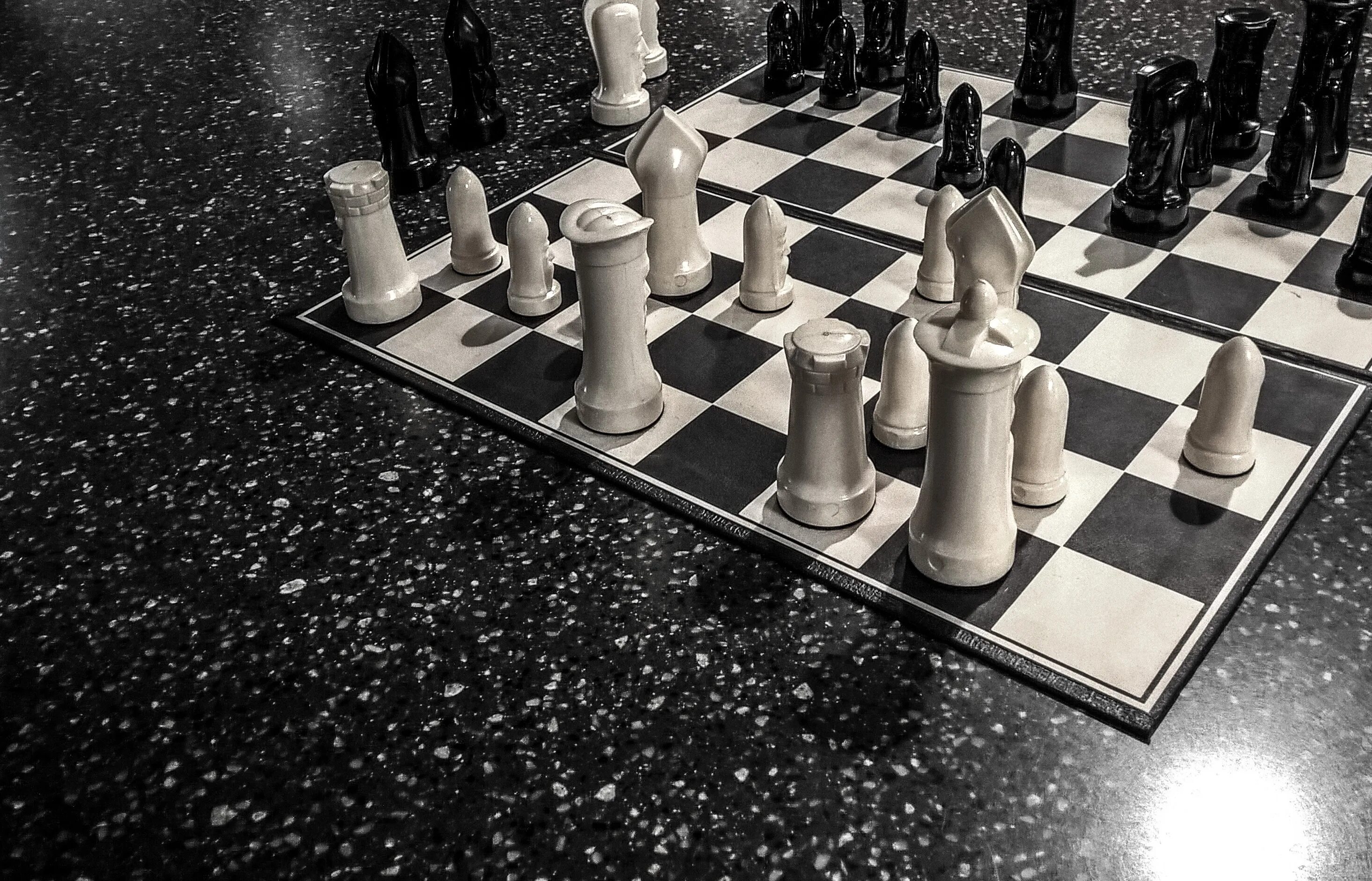 Черные шахматы как играть. Madon шахматы Королевские 50. Шахматная доска с шахматами в игре. Шахматная доска черно белая. Шахматы напольные.
