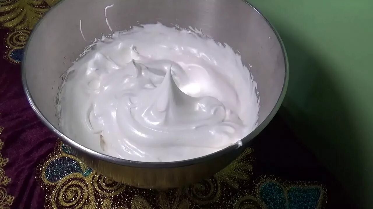Белковый крем без сахара. Белковый крем. Взбить крем из белка. Глазурь из белков. Крем из взбитых белков.
