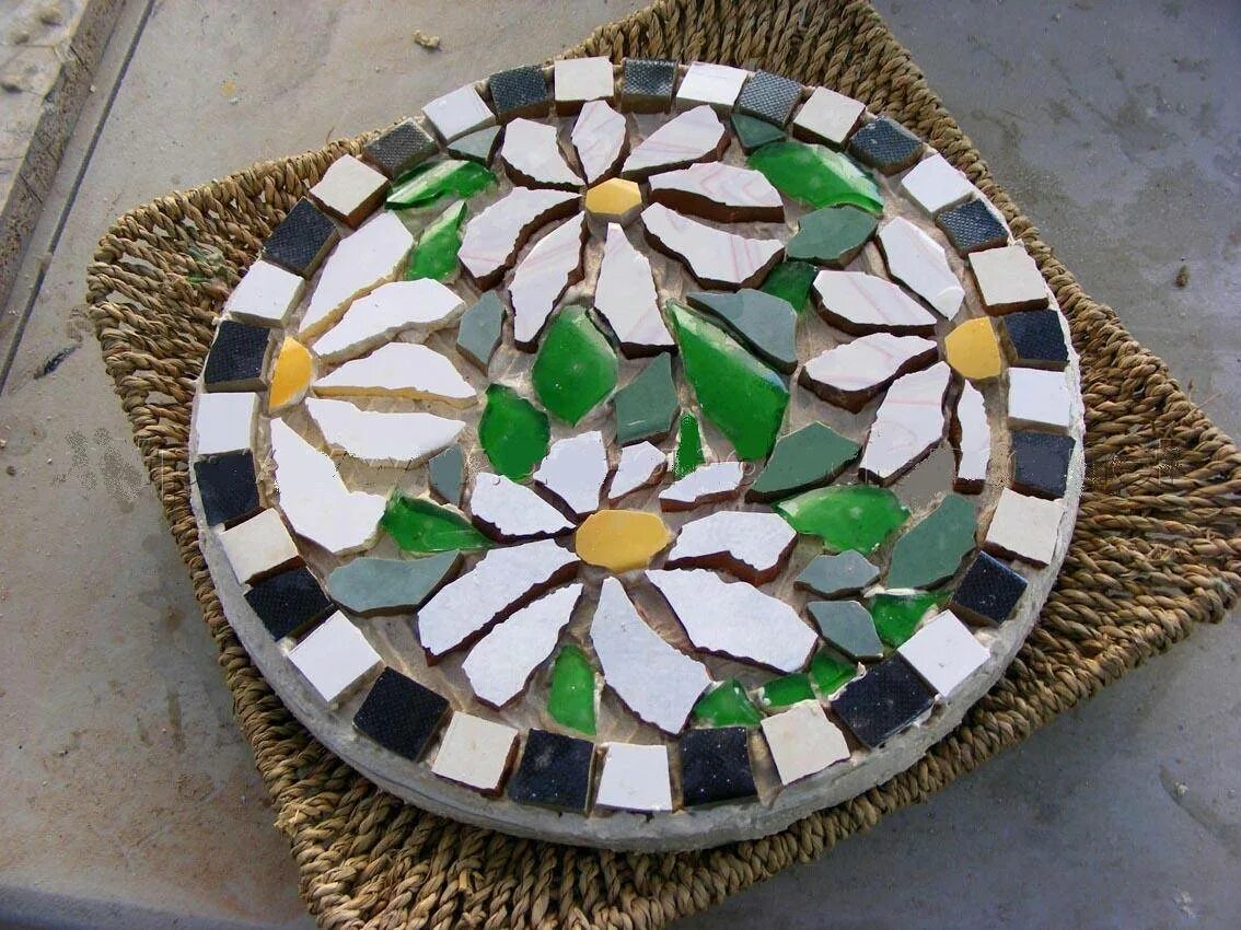Дорожки из битой посуды. Мусорная мозаика из плитки. Мозайка из битоц плитки. Мозаика из битой посуды для дачи. Мозаика из кафельной плитки.