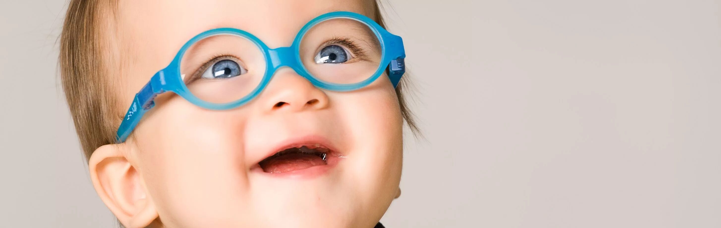 Дети с нарушением зрения. Нарущения зренря умдетей. Очки для грудничков. Очки для детей для зрения.