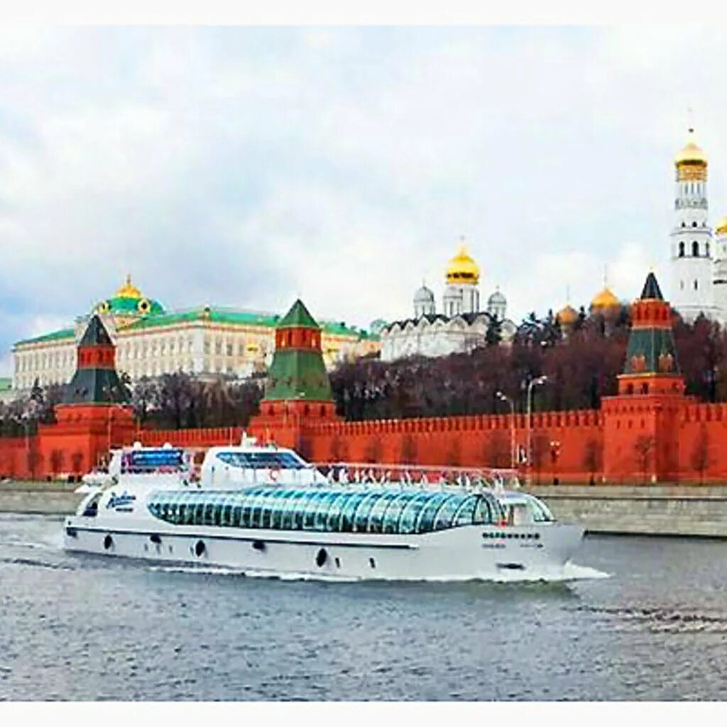 Москва река основная мысль. Движение судов по Москва реке города Москва. Реки Москвы. Красивое фото на речном трамвайчике в Москве. Теплоход Сицилия фото.