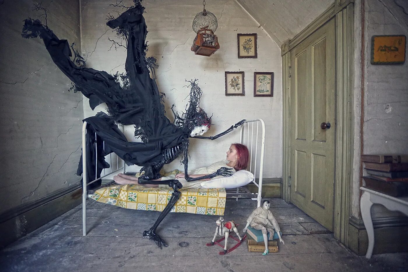 Страшная комната. Человек в комнате страшный. Человек в комнате. Страшная тёмная комната. Тревор хендерсон сонный паралич.