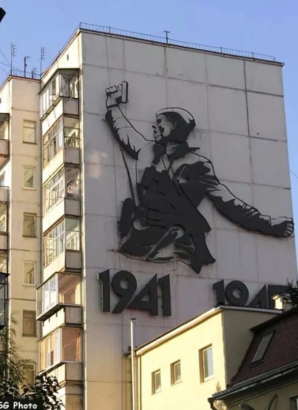 Политрук домов. Мужик с пистолетом Челябинск Молодогвардейцев. Челябинск комбат на доме. Дом мужик с пистолетом в Челябинске. Улица Молодогвардейцев Челябинск памятники.