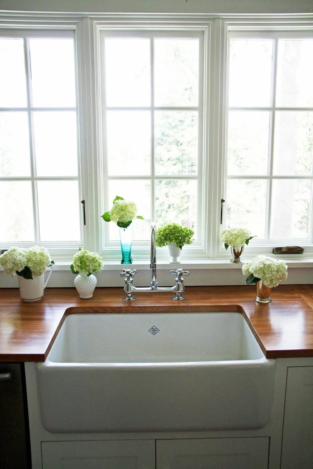 Мытье подоконников. Кухня с окном возле мойки. Раковина возле окна. Кухня с мойкой у окна. Раковина под окном на кухне.