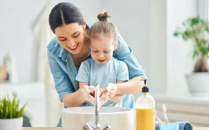Ребенок с мамой умываются. Гигиена для детей. Мытье рук мама и ребёнок. Мама моет руки ребенку.