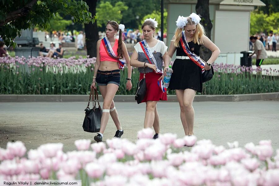 Последний звонок. С выпускным из школы. 25 мая праздник. Последний звонок интересное. Украшение линейки на последний звонок.