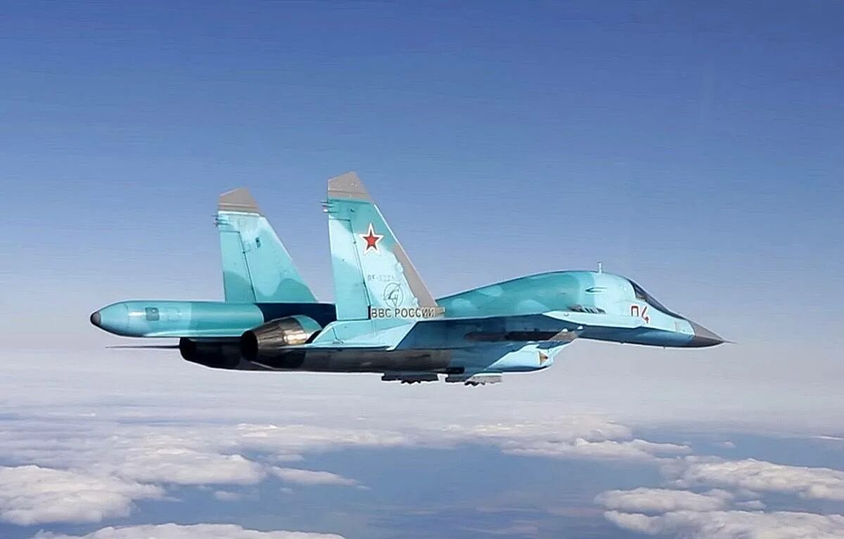Сколько в рф су 34. Российский бомбардировщик Су-34. Су-34 ВКС. Су-34 бомбардировщик. Су 34 стелс.