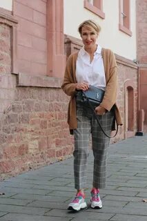 Одетые взрослые женщины