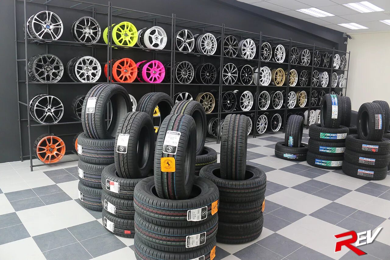 Шинный магазин. Шоу рум шин. Tyre shop. Шины и диски и для воздушных. Шоп Автошина.