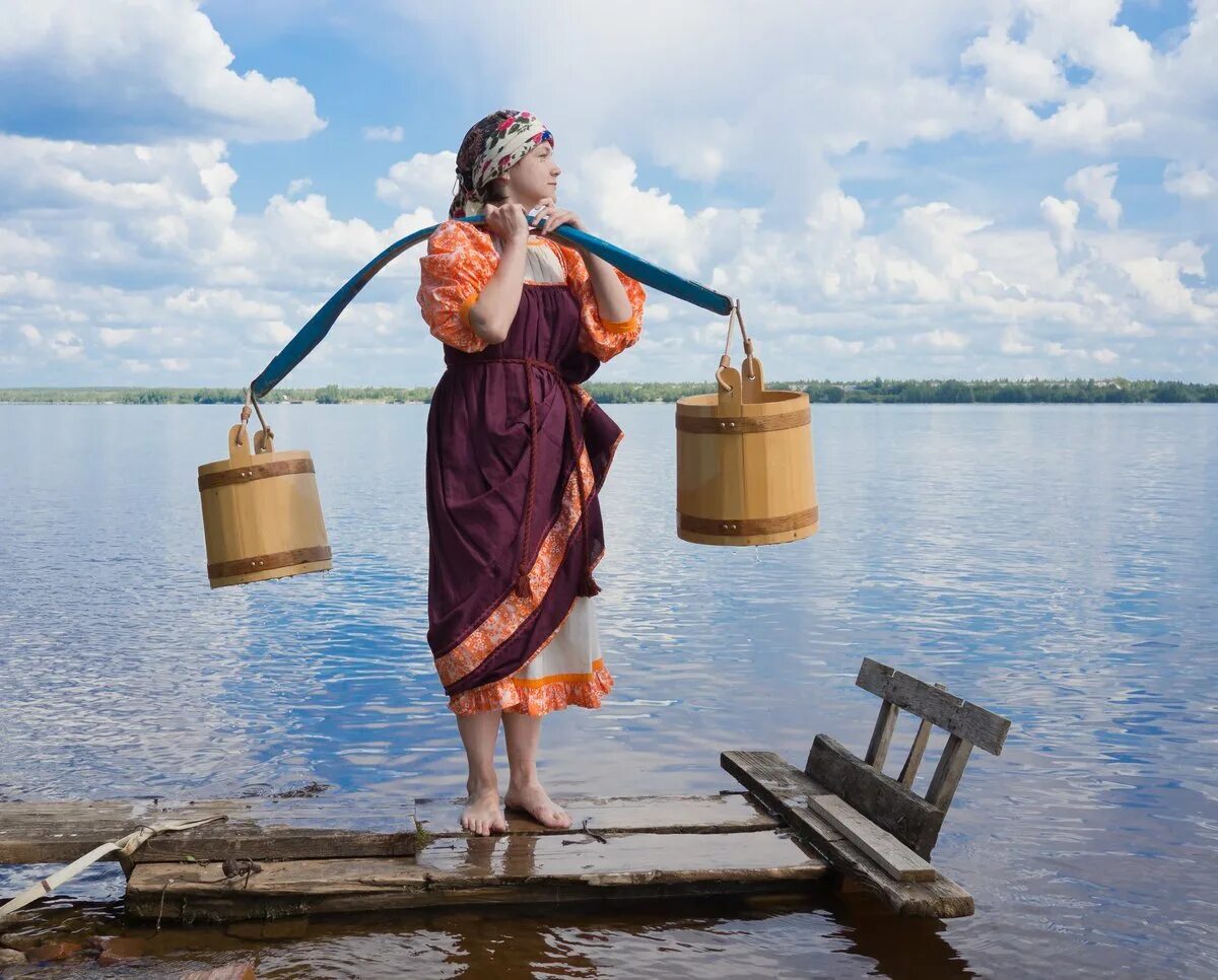 Вода деревенская. Коромысло с ведрами. Женщина с ведром. Девушка с коромыслом.