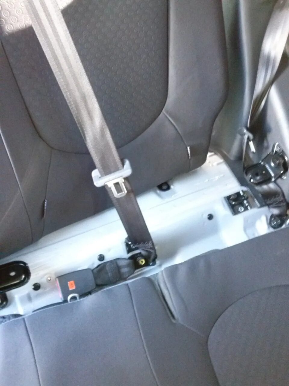 Болт крепление заднего сидения Hyundai Solaris. Болт крепления сиденья Солярис 2014. Задние ремни безопасности Хендай акцент 2006 года.