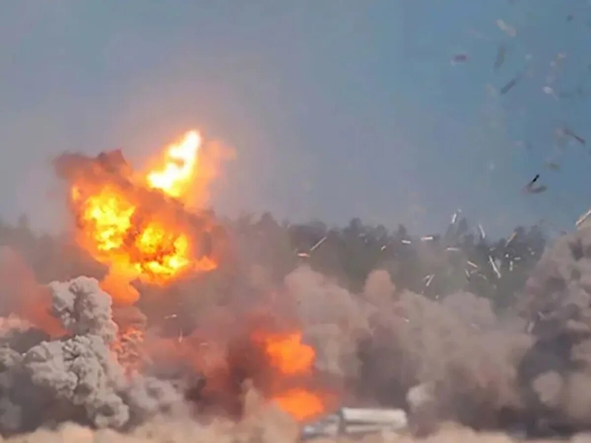 Взрыв ракеты. Российские обстрелы военным объектам на Украине. Взрыв ракеты в воздухе.