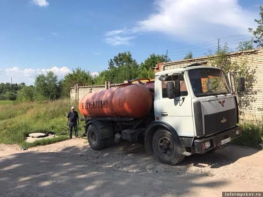 Ассенизаторская машина ГАЗ 3307. ГАЗ 3309 ассенизатор 5 м3. Курьер среда Бердск ассенизаторская машина. Ассенизаторская машина сливает