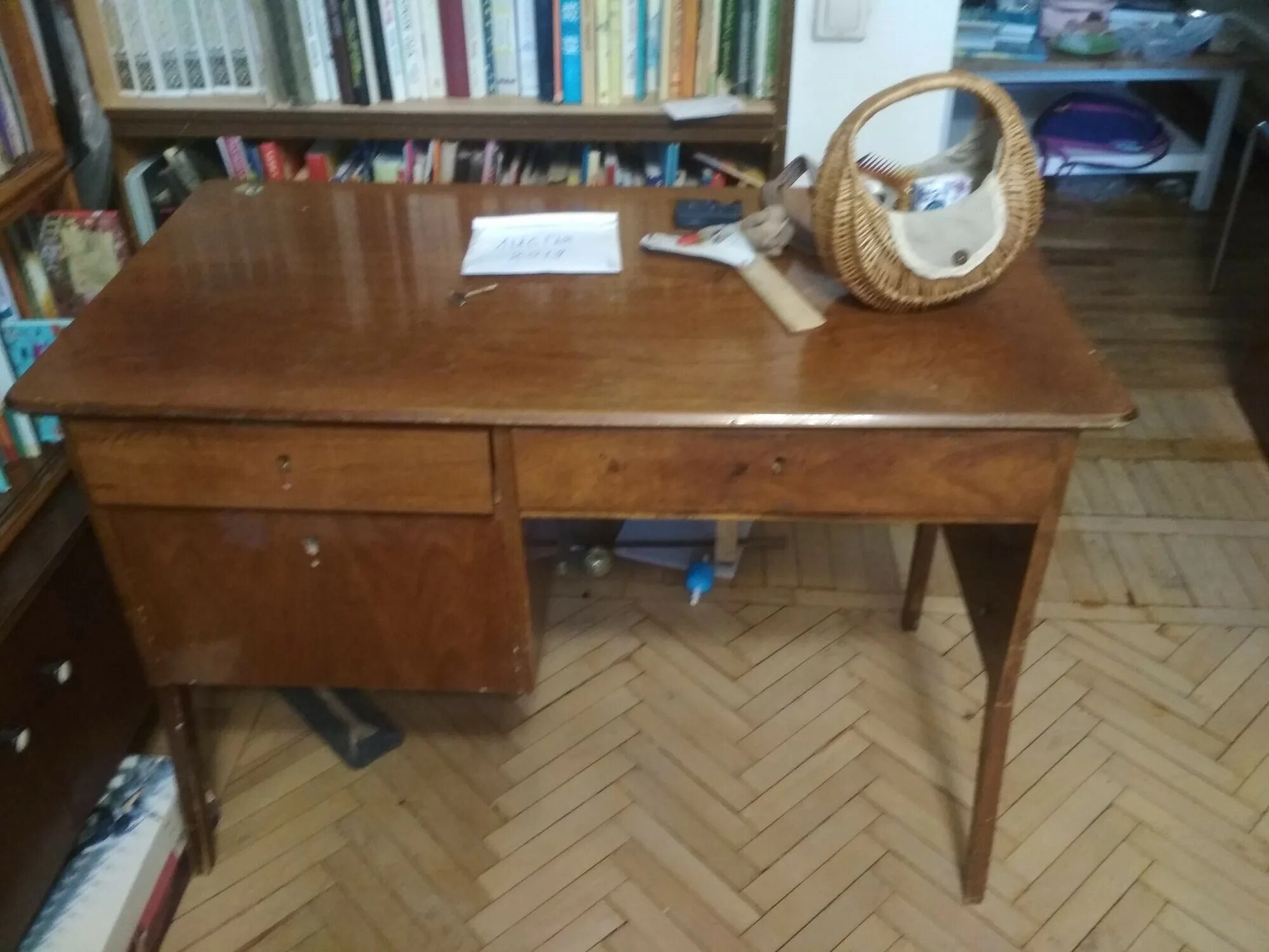 Письменный стол Оникс Румыния. Румынский письменный стол. Советский стол письменный для школьника. Письменный стол 70е.