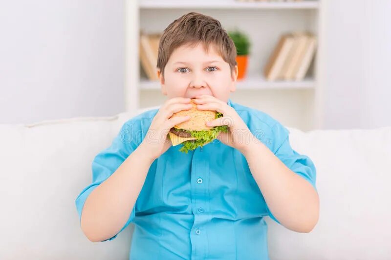 Ожирение у подростков. Толстый мальчик подросток ест. Толстый подросток.
