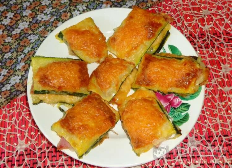 Кекс из кабачков. Закуска из цукини. Кабачок с ветчиной и сыром. Кабачки с колбасой и сыром в духовке. Мини пицца с ветчиной и сыром.