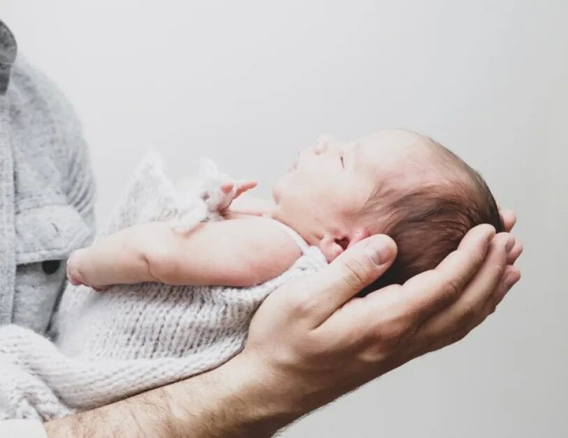 Держать во сне младенца на руках мальчика. Младенец на руках. Новорожденный на руках. Рука новорожденного ребенка. Грудничок на руках.