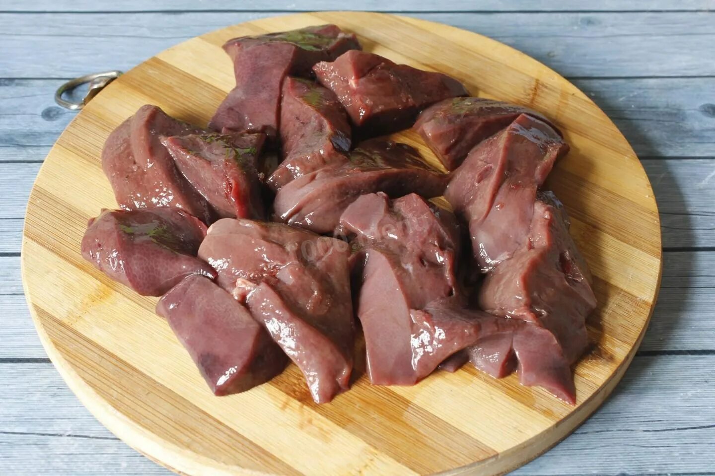 Печень свиная кошкам можно. Печень свиная тушеная. Свиная печень кубиками. Печень свиная кошкам можно. Печень на праздничный стол.