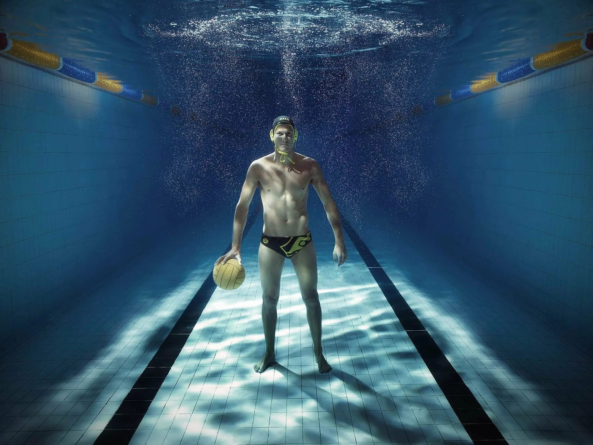 Человек под водой. Вода и человек. Под водой. Фотосессия под водой.