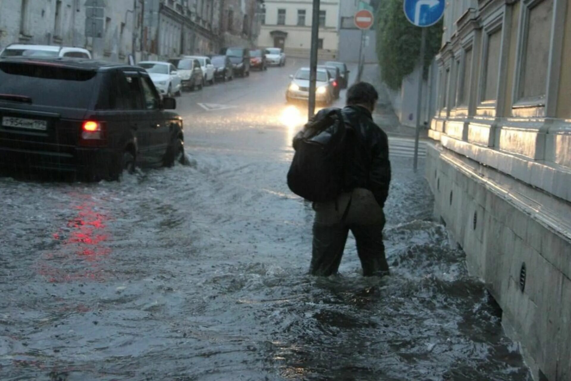 Сегодня видел где. Хохловский переулок потоп. Ливень в Москве. Дождь в Москве. Дождь в Москве сейчас.