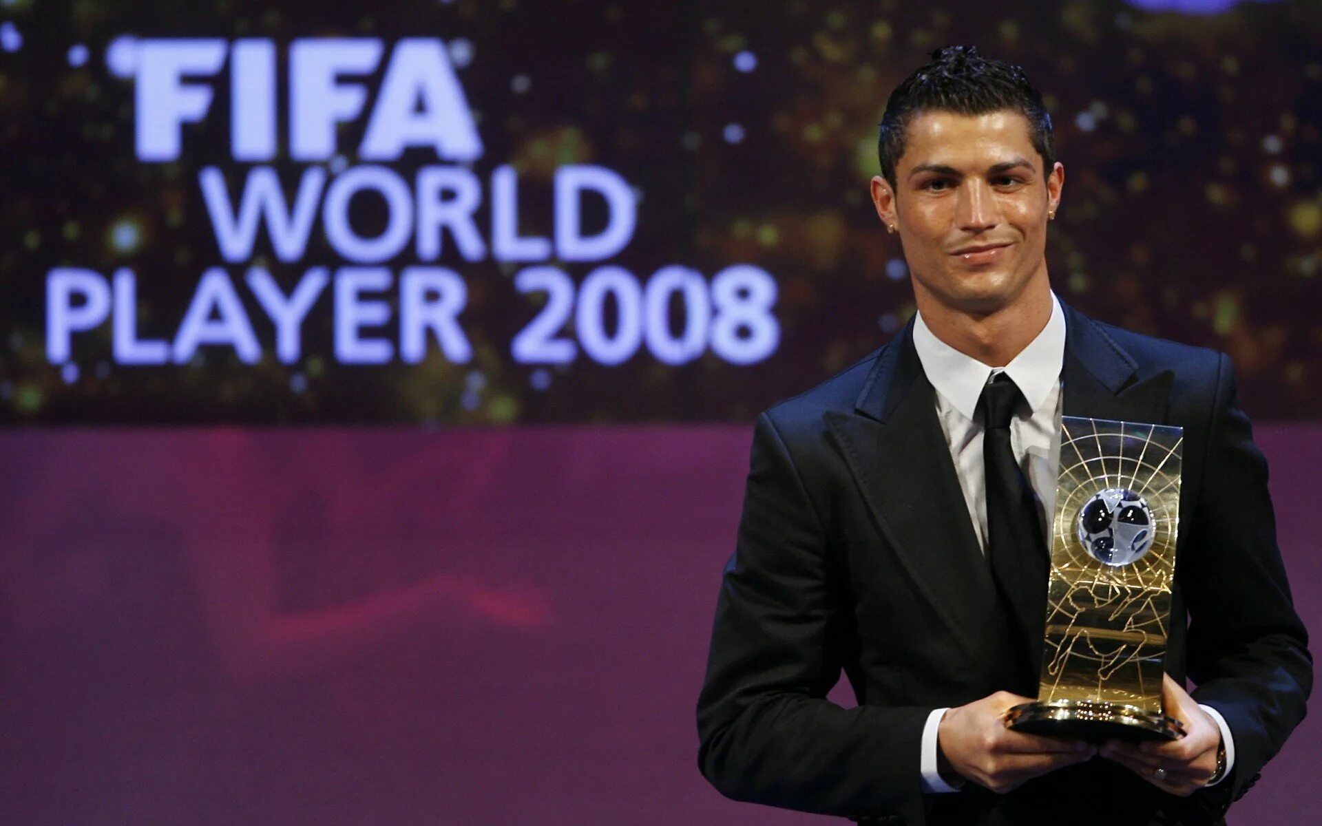 Ronaldo fifa. Награды Роналдо Кристиано Роналдо. Криштиану Роналду 2008. Роналду игрок года 2008. Кристиано Роналдо 2008.