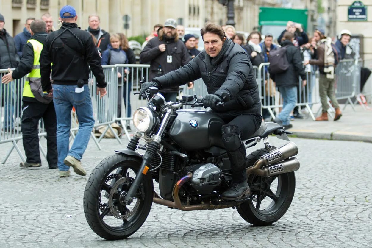 Tom Cruise BMW R NINET. Мотоэкипировка БМВ R Nine t. BMW R Nine t том Круз. Tom Cruise BMW R. Байкеры цена