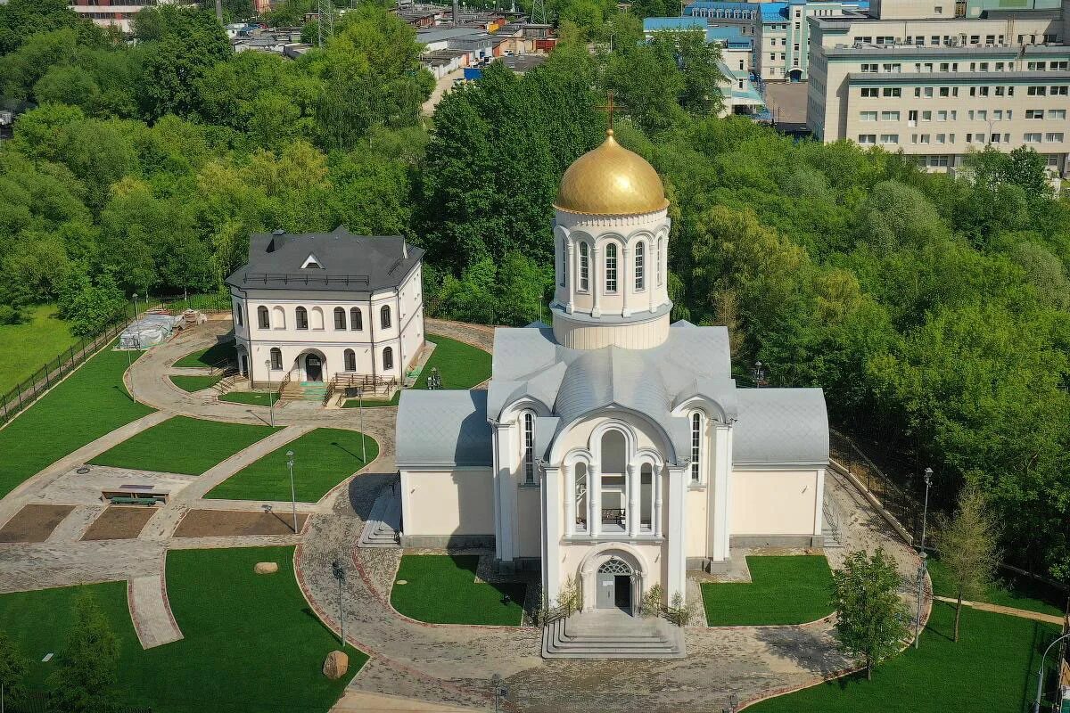 Храм святого владимира в тушино. Храм Сергия Радонежского в Тушино. Храм преподобного Сергия Радонежского в Тушине. Храм на ул Василия Петушкова. Сергиевская Церковь Москва Тушино.