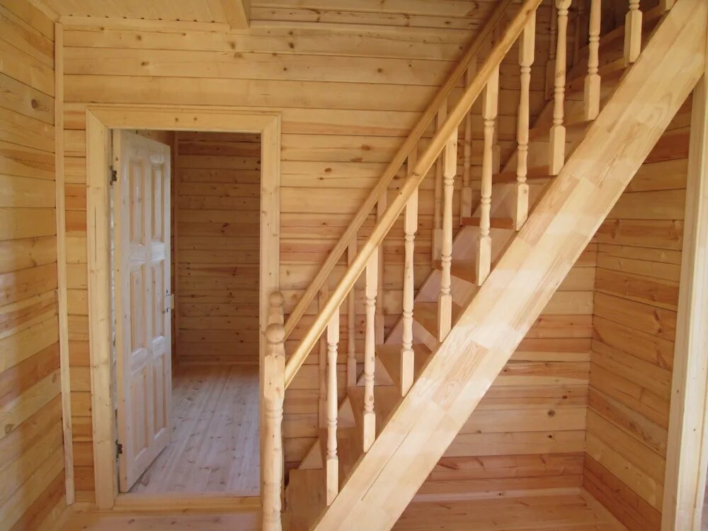 Второй этаж видео. Лестница в дачном домике. Лестницы на второй этаж в дачном домике. Лестница на 2 этаж на даче. Лестница на второй этаж деревянная для дачи.