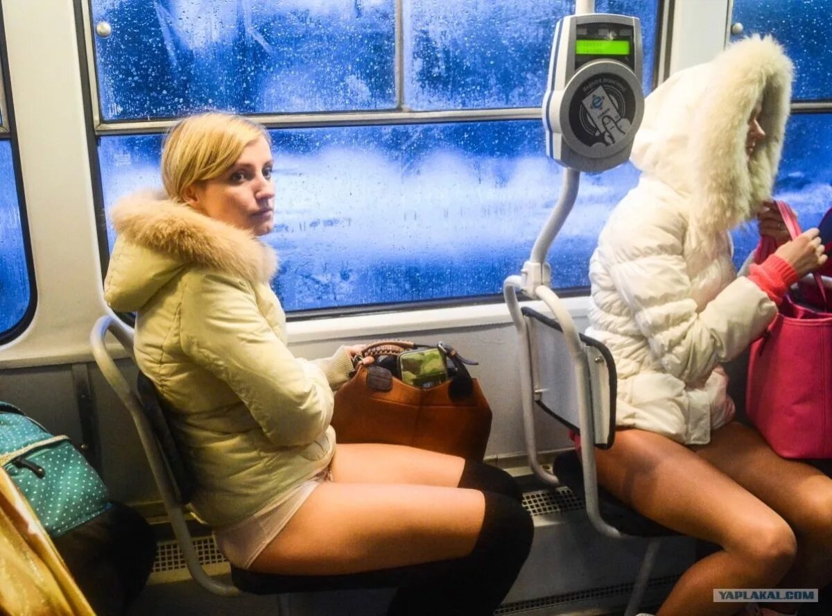 Девушка писает зимой. Женщины в общественном транспорте. девушка зимой в транспорте. блондинка в общественном транспорте. девушка в метро зимой.