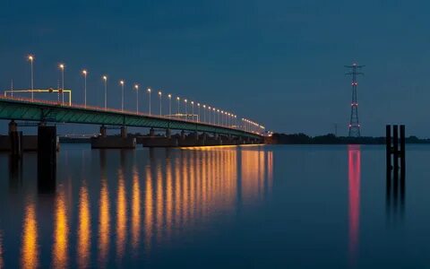Мост белой реки ночью