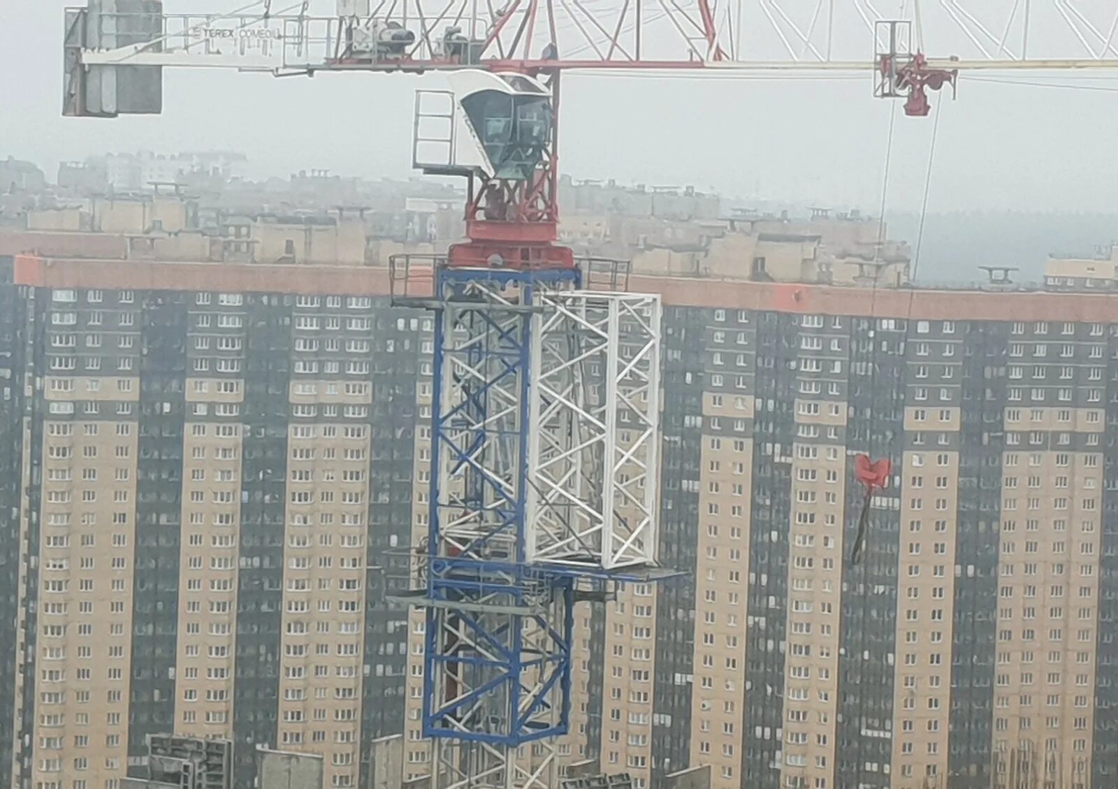 С помощью подъемного крана поднимают