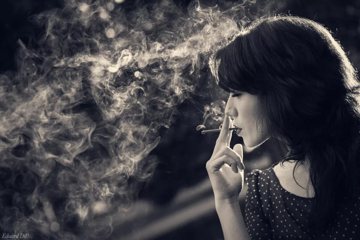 Курит сигарету. Девушка курит. Снится девушка курящая сигарету. Курение сигарет. Снится девушка курящая сигарету.