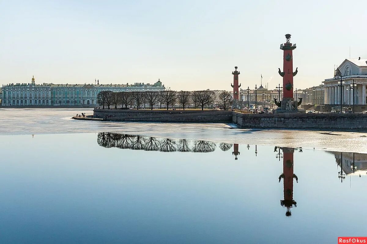 Фонтан напротив стрелки Васильевского острова в Санкт-Петербурге. Набережная стрелки Васильевского острова лето. Стрелка Васильевского острова весной.