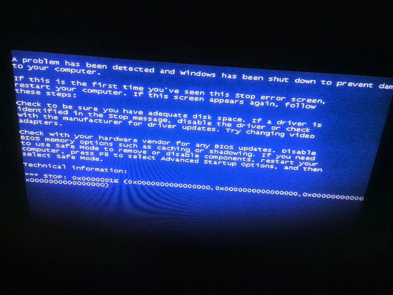 Как починить синий экран. Монитор пк с bsod. экран смерти на компьютере. синий экран с буквами. синий экран смерти на черном.