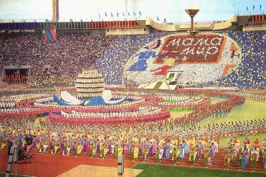 Фестиваль молодёжи и студентов в москве 1985. Xii всемирный фестиваль молодежи и студентов в москве. Всемирный фестиваль молодежи в москве 1985. Всемирный фестиваль молодежи в москве 1985. Xii всемирный фестиваль молодёжи и студентов 1985.