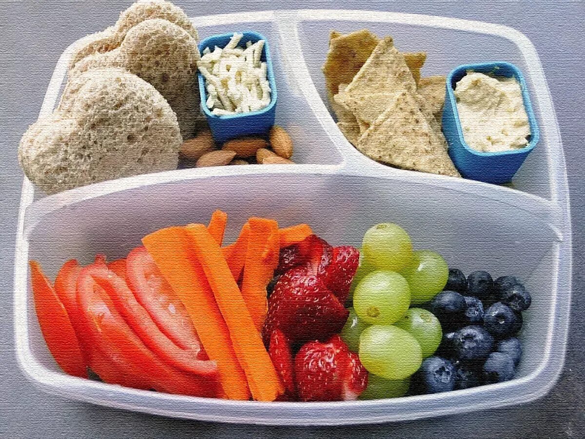 Что можно давать ребенку в школу. Продукты для перекуса. перекусы для детей. еда в дорогу. перекус в школу ребенку.