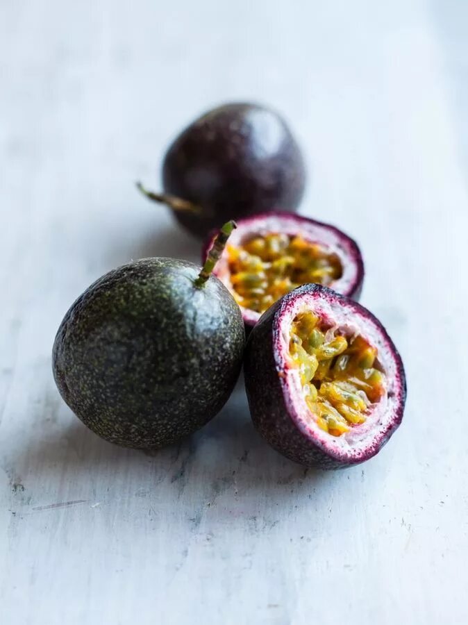 Фрукт много семечек. Маракуйя (фрукт). маракуйя косточки. тропический фрукт гранадилла. маракуйя похожие фрукты.