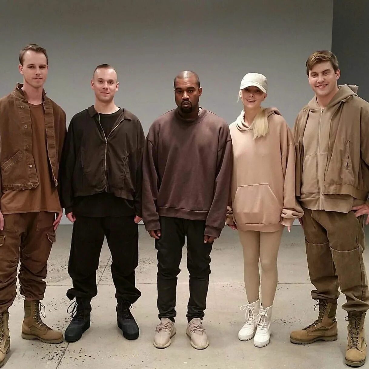 Kanye West стиль. Одежда Yeezy Kanye West. Одежда Yeezy Kanye West 2021м. Одежда easy