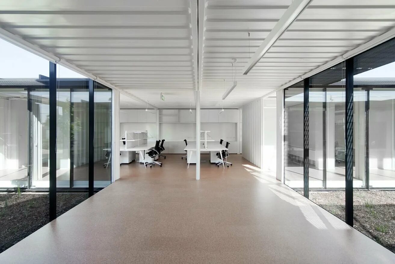 Офис из контейнеров. Офисные помещения из контейнеров. Офис в ангаре. Куонсетский ангар. Офисные здания из контейнеров.