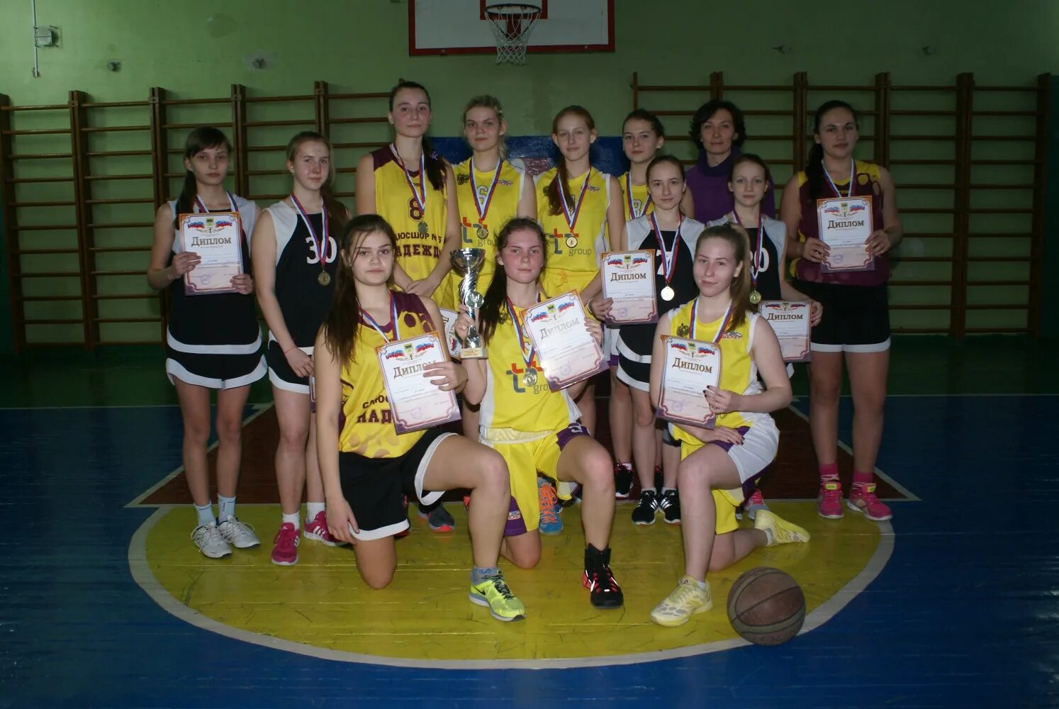 Волейбол соль илецк. Волейбольная команда девушек. Среди команд девушек. Гимназия №7 оренбург баскетбол. Команда девочек 2010 г тринта баскетбол.