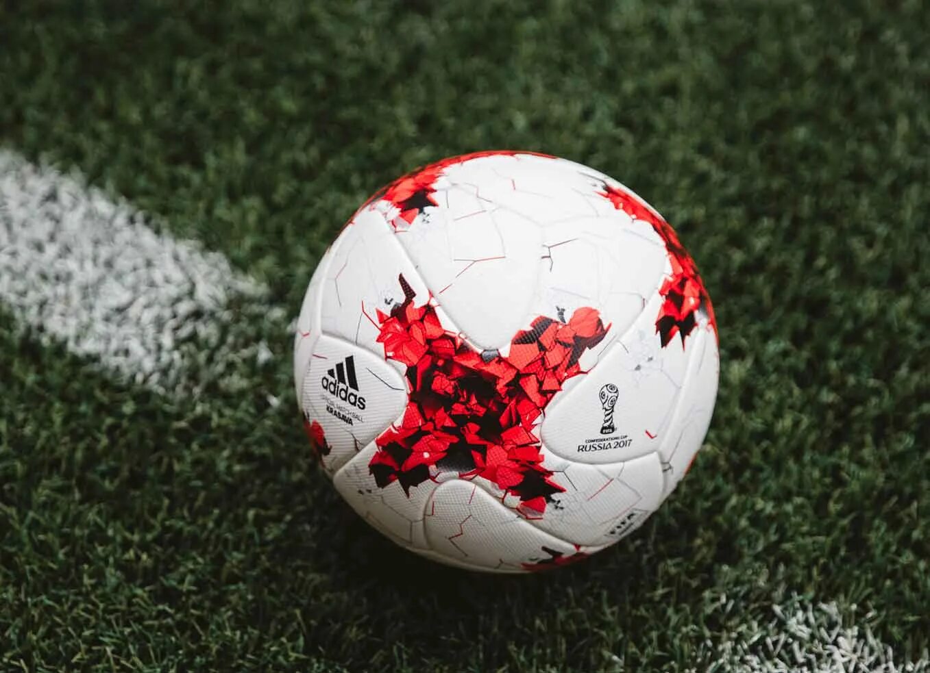 Мяч становится живым. Adidas krasava ball. адидас красава футбольный мяч. мяч адидас 2017. футбольный мяч и кубок.