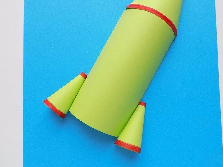 Ракета из бумаги. Ракета поделка. Поделка ракета из бумаги. Ракета с цветной бумаги.