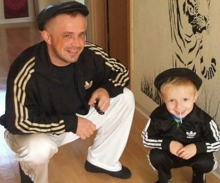 Папа пацаны. Воспитание мальчиков. Отец и сын в адидасе. Воспитание ребенка. Папа пацаны.
