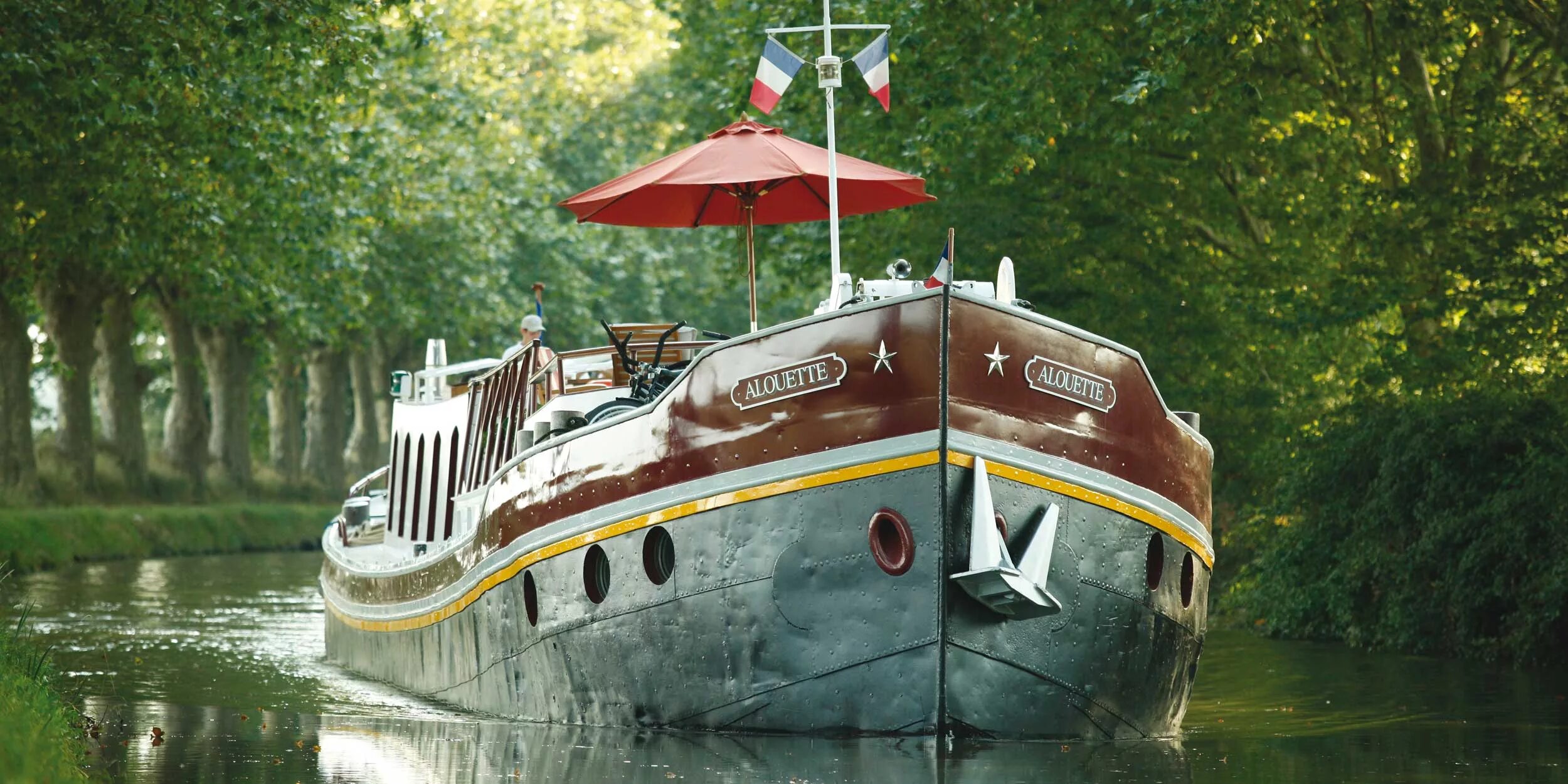 Путешествуем на лодке. Путешествие по каналам Франции на барже. Катер для путешествий по реке. Путешествие на лодке. Лодка для путешествия по каналам.
