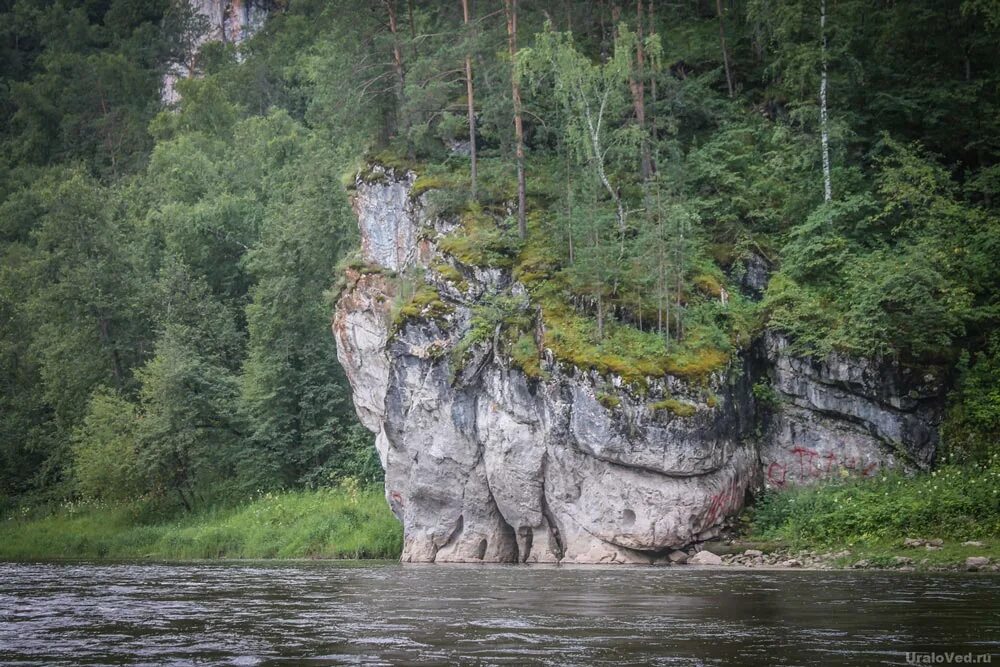 Гора разбойник. Скала разбойник на реке чусовая. скала аргус на реке ай. река чусовая камень разбойник. скала разбойников сатка.