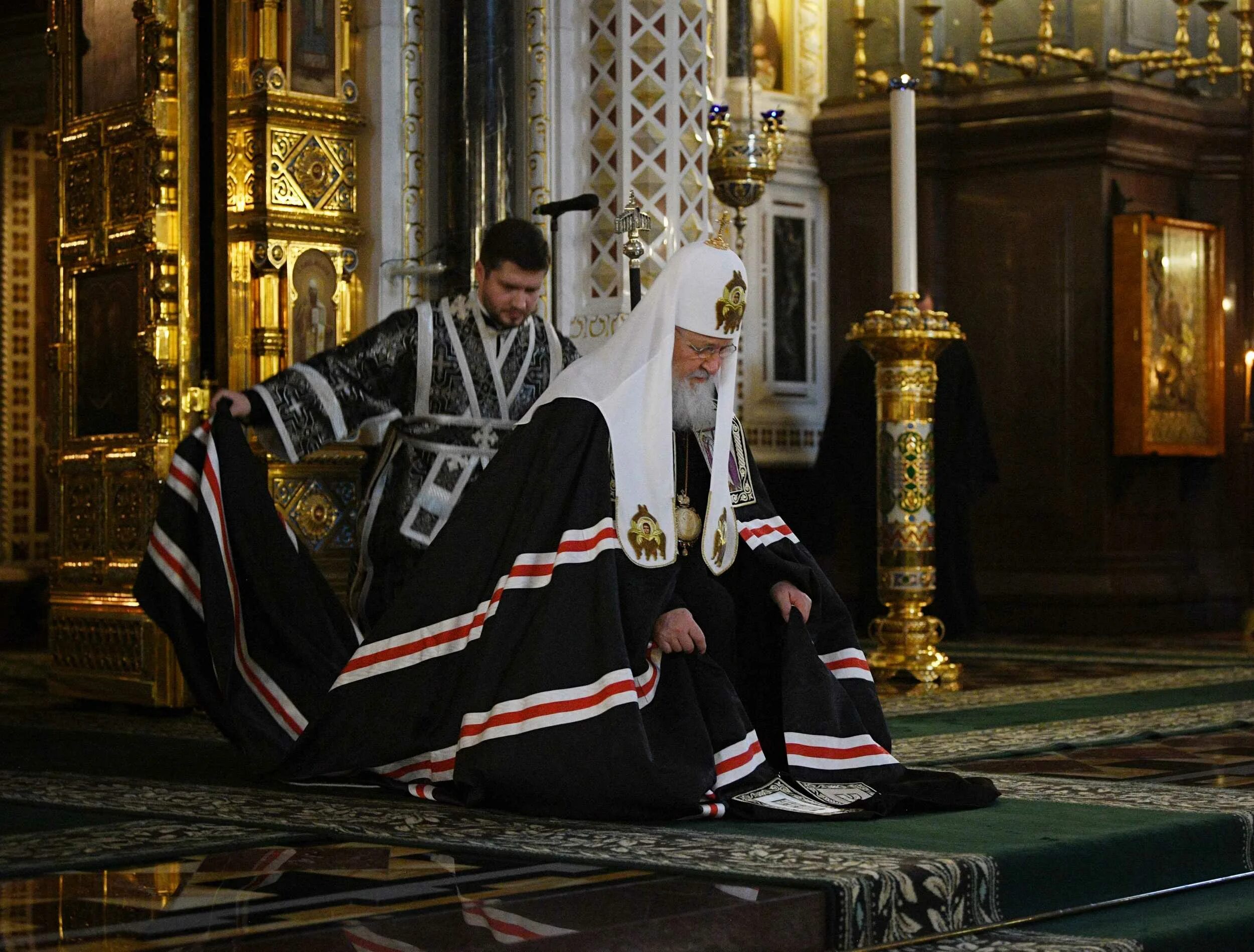 Чин прощения текст богослужения. Чин прощения в храме Патриарх. Храмах на Вечернем богослужении совершается чин прощения.