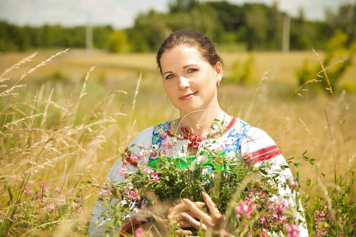 Видео деревенские женщина. Женщины в сельской местности. Радостная деревенская женщина. В чистом поле.... Евгения полей.