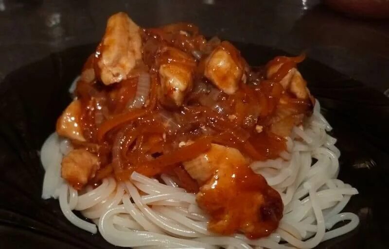 Гуляш из курицы на сковороде. Гуляш с говядиной. Гуляш из свинины с подливкой. Свинина поджарка (гуляш). Пюре с гуляшом из свинины.